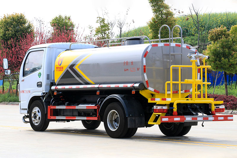 东风小(xiǎo)多(duō)利卡洒水車(chē)(有(yǒu)不上户)(5方)