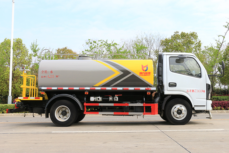 东风小(xiǎo)多(duō)利卡洒水車(chē)(有(yǒu)不上户)(5方)