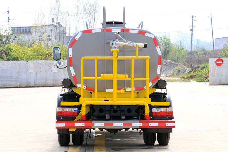 东风小(xiǎo)多(duō)利卡洒水車(chē)(有(yǒu)不上户)(5方)