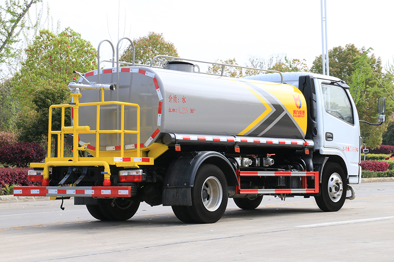 东风小(xiǎo)多(duō)利卡洒水車(chē)(有(yǒu)不上户)(5方)