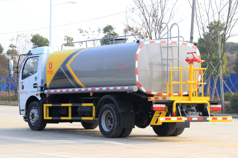 东风大多(duō)利卡洒水車(chē)(有(yǒu)不上户)(9方)