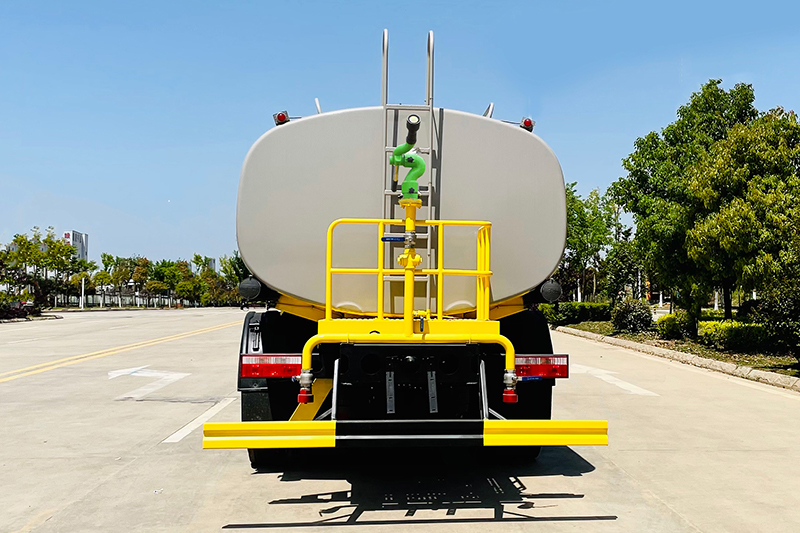 东风D9洒水車(chē)(13.8方 / 15.1方)