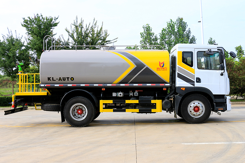 东风D9洒水車(chē)(13.8方 / 15.1方)