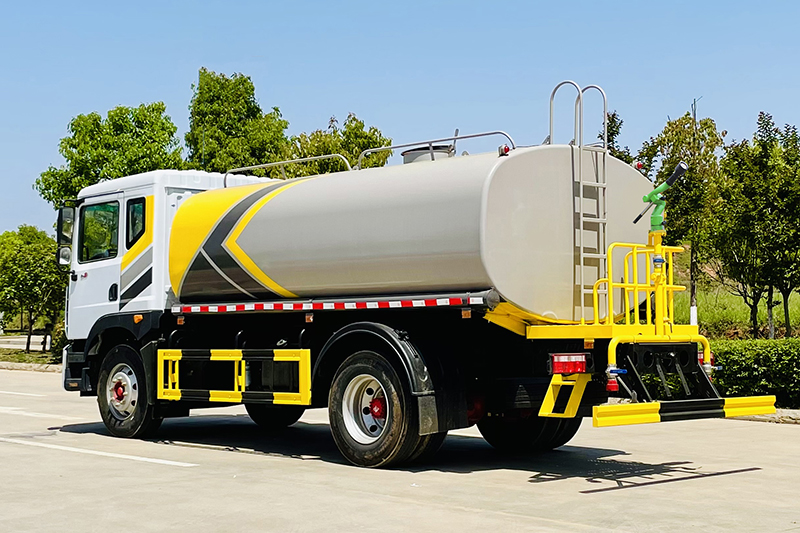 东风D9洒水車(chē)(13.8方 / 15.1方)