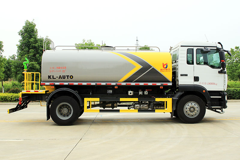 重汽汕德卡洒水車(chē)(13.6方)(选装30米雾炮)