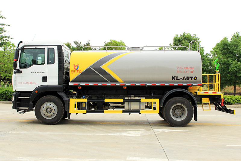 重汽汕德卡洒水車(chē)(13.6方)(选装30米雾炮)