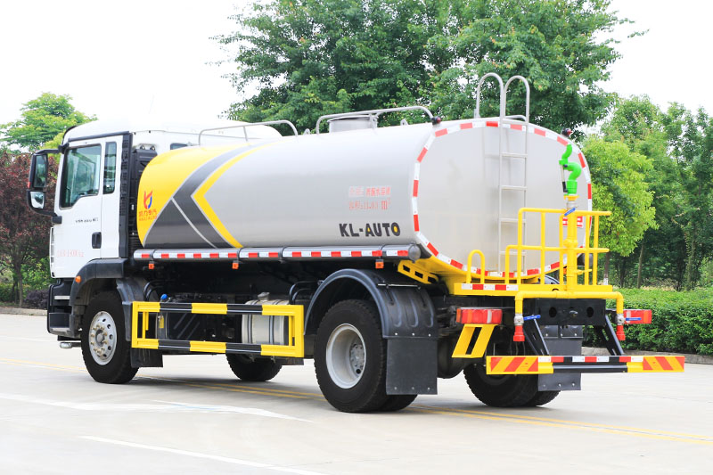 重汽汕德卡洒水車(chē)(13.6方)(选装30米雾炮)