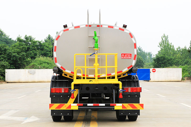 重汽汕德卡洒水車(chē)(13.6方)(选装30米雾炮)
