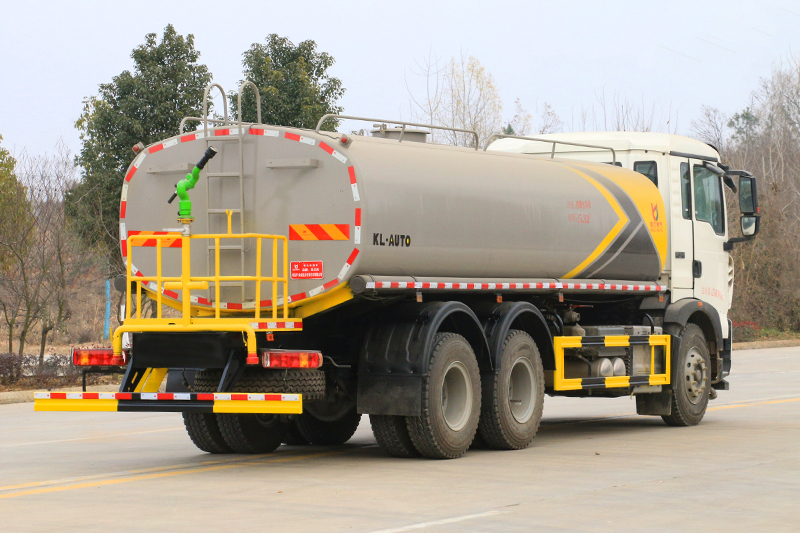 重汽豪沃后八轮洒水車(chē)(18.5方) (选装30~40米雾炮)