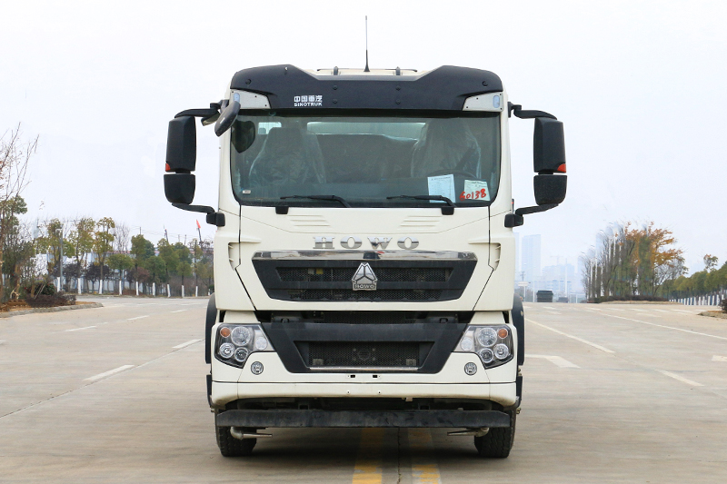 重汽豪沃后八轮洒水車(chē)(18.5方) (选装30~40米雾炮)