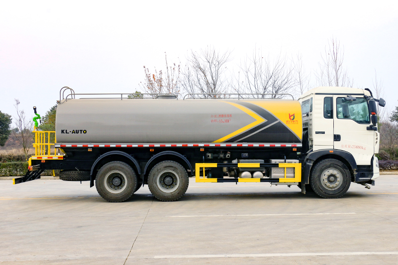 重汽豪沃后八轮洒水車(chē)(18.5方) (选装30~40米雾炮)