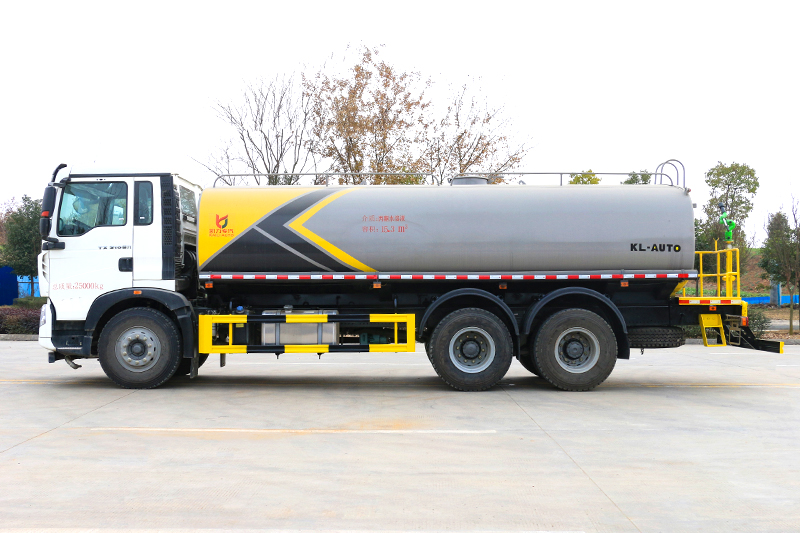 重汽豪沃后八轮洒水車(chē)(18.5方) (选装30~40米雾炮)