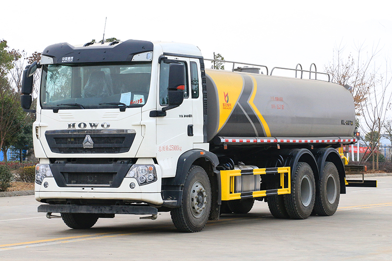 重汽豪沃后八轮洒水車(chē)(18.5方) (选装30~40米雾炮)