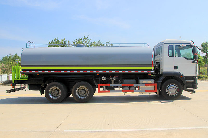 重汽汕德卡后八轮洒水車(chē)(18方)