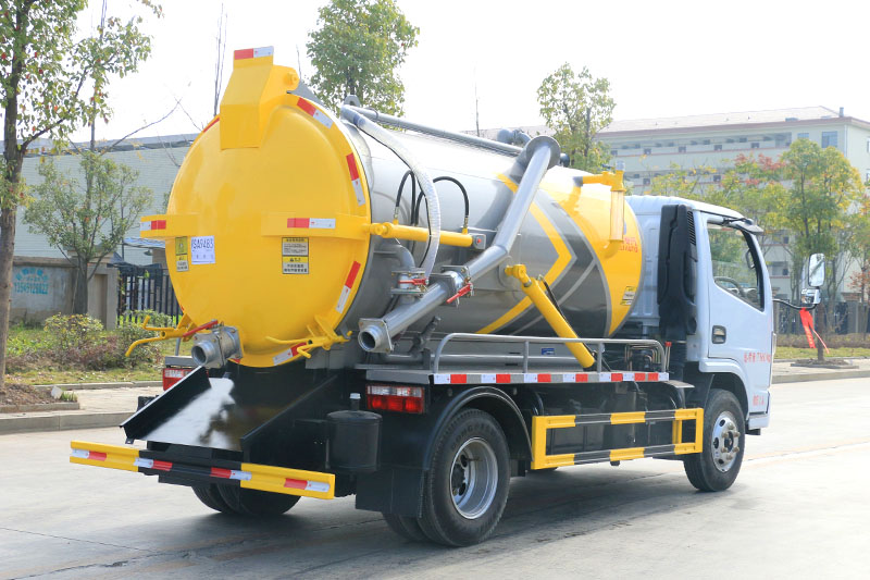 东风小(xiǎo)多(duō)利卡吸污車(chē)(4.5方)