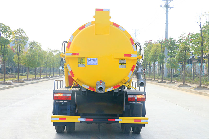 东风小(xiǎo)多(duō)利卡吸污車(chē)(4.5方)