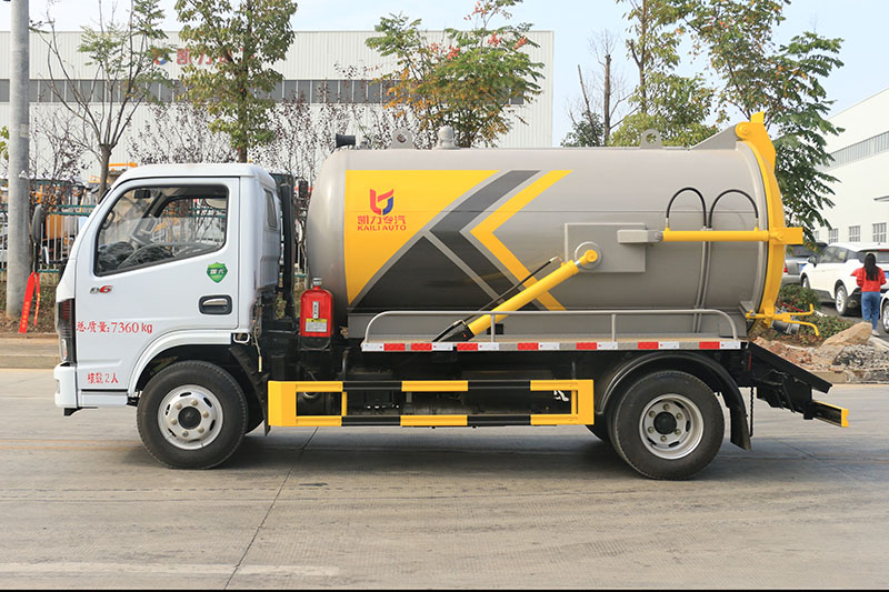 东风小(xiǎo)多(duō)利卡吸污車(chē)(4.5方)