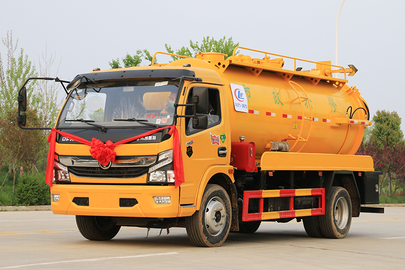 东风大多(duō)利卡清洗吸污車(chē)(一體(tǐ)罐)(清水 污水9.5方)