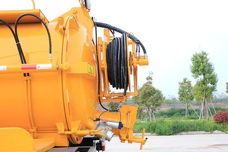 东风大多(duō)利卡清洗吸污車(chē)(一體(tǐ)罐)(清水 污水9.5方)