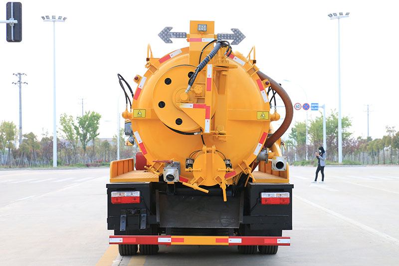 东风大多(duō)利卡清洗吸污車(chē)(一體(tǐ)罐)(清水 污水9.5方)