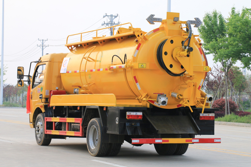 东风大多(duō)利卡清洗吸污車(chē)(一體(tǐ)罐)(清水 污水9.5方)