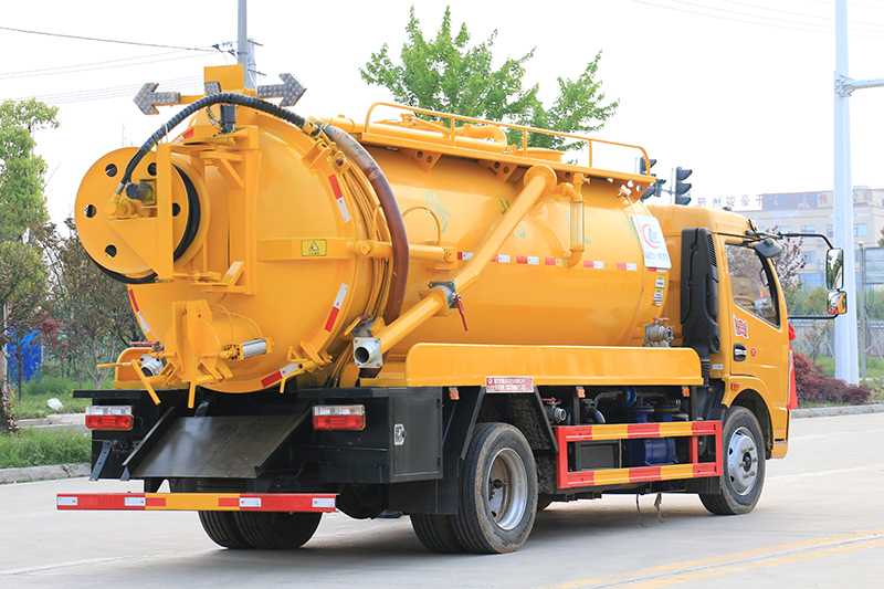 东风大多(duō)利卡清洗吸污車(chē)(一體(tǐ)罐)(清水 污水9.5方)