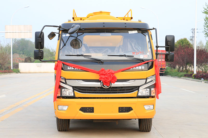 东风大多(duō)利卡清洗吸污車(chē)(一體(tǐ)罐)(清水 污水9.5方)