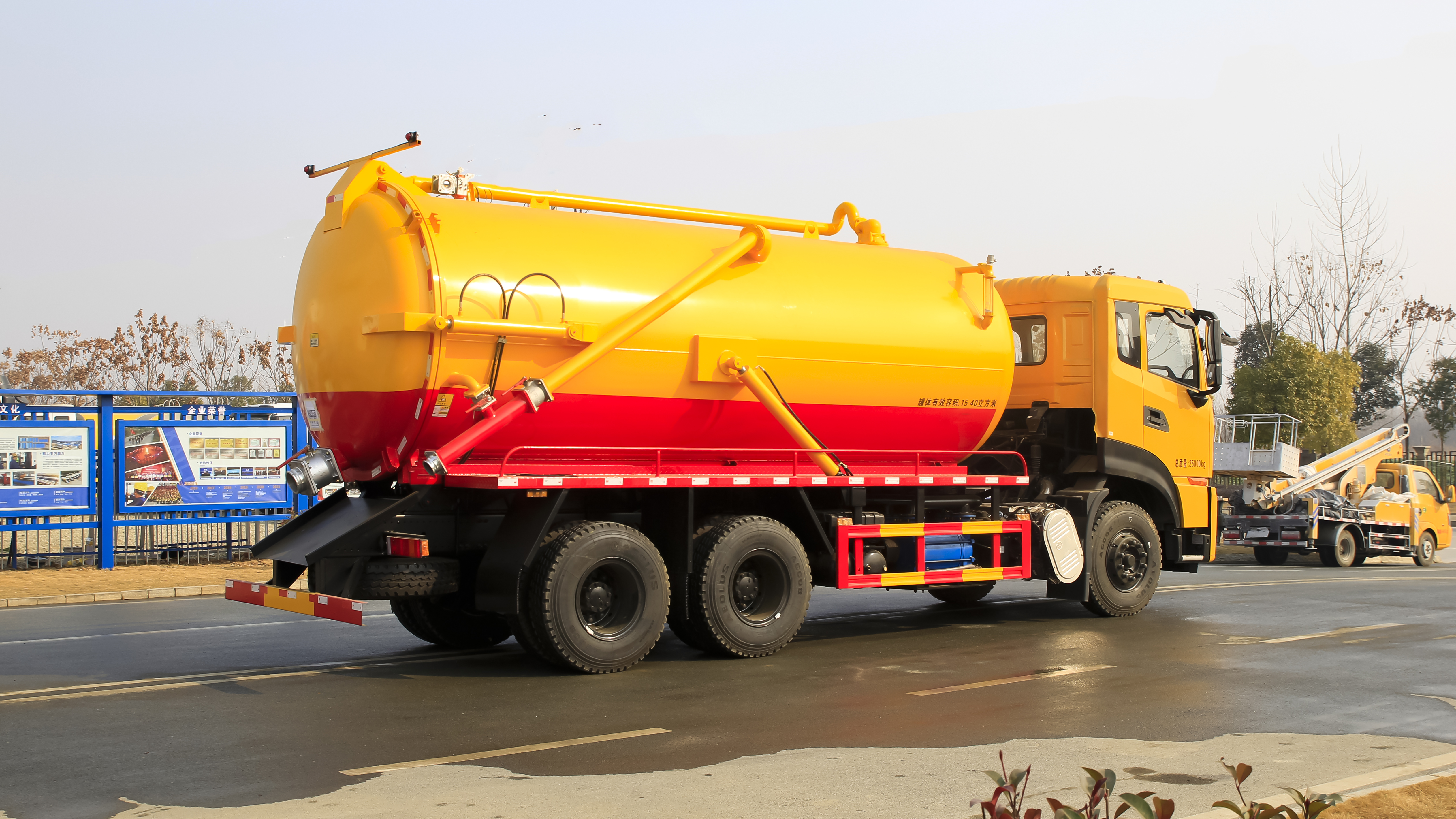 东风天龙清洗吸污車(chē)(一體(tǐ)罐 可(kě)加装副发)(清水 污水21方)